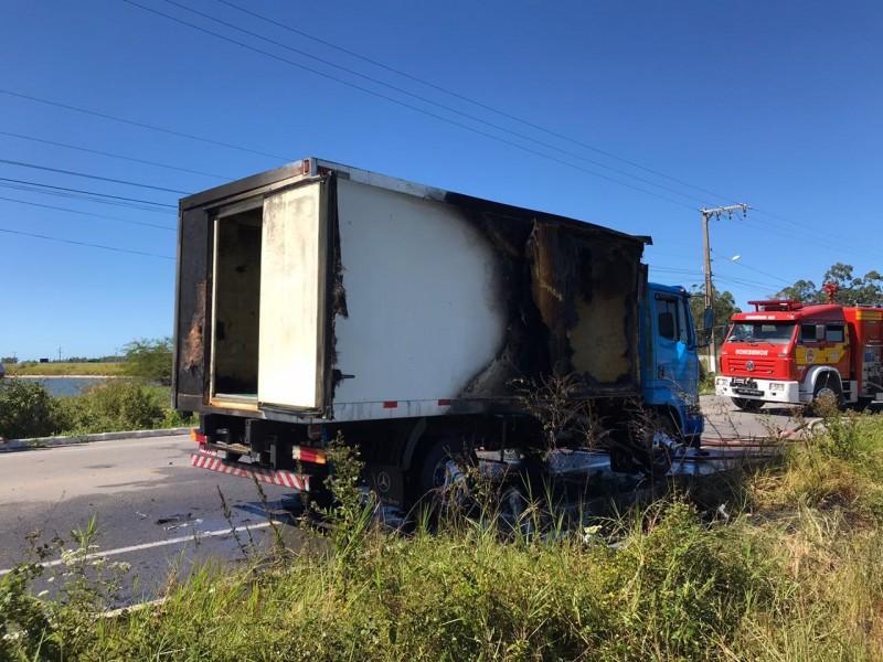 Caminhão pega fogo em Laguna