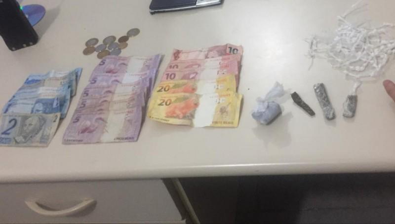 Adolescentes são apreendidos com pedras de crack, porções de maconha e R$ 116 
