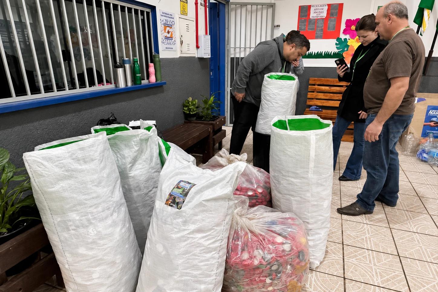 Mais de 350 quilos de tampinhas arrecadados por alunos serão doados para compra de equipamentos hospitalares