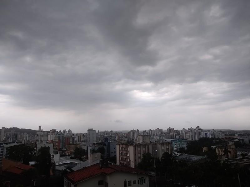 Temporal atinge Amesc e se aproxima da região de Criciúma 