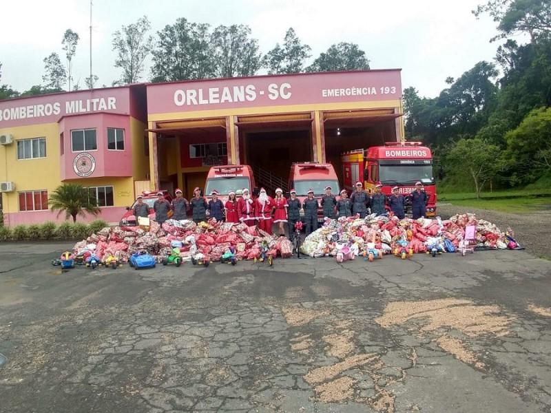Bombeiros de Orleans entregam presentes para crianças carentes