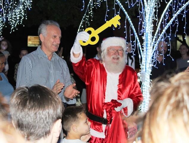 Fontana dá as boas-vindas ao Natal com a chegada do Papai Noel