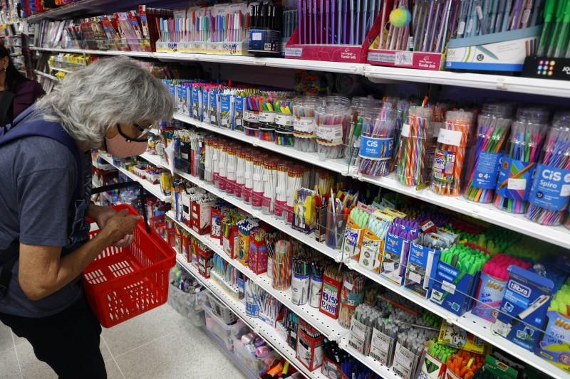 Procon de Içara realiza pesquisa de material escolar