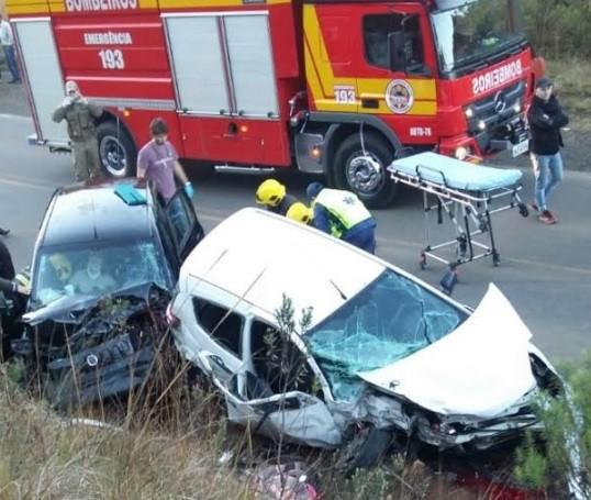 Um morre e cinco ficam em estado grave em colisão frontal