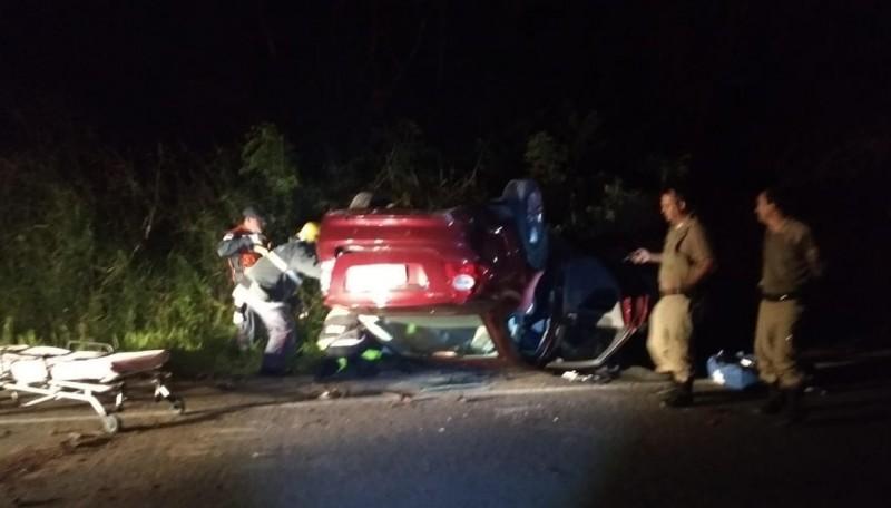 Motorista perde o controle da direção e capota carro em Imaruí  