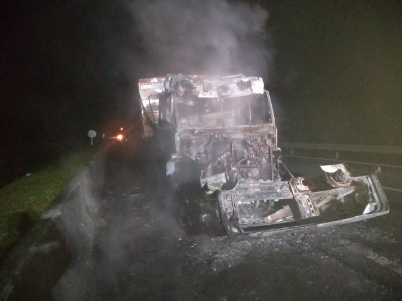 Caminhão pega fogo na BR-101 em Paulo Lopes