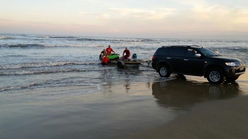 Duas pessoas ficam à deriva no mar após caírem de jet ski