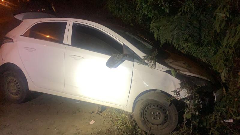 Homens armados roubam carro e R$ 8 mil no bairro Linha Cabral