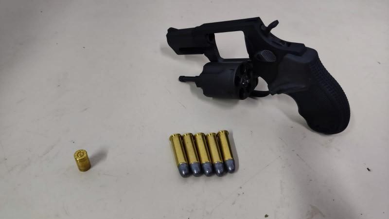 Motorista com habilitação vencida é detido com arma de fogo em Nova Veneza