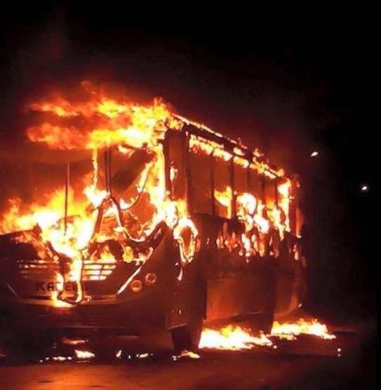 VÍDEO: Após confronto com a PM criminosos ateiam fogo em ônibus 