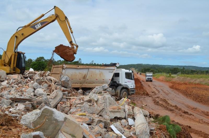 A última casa no caminho da estrada está no chão