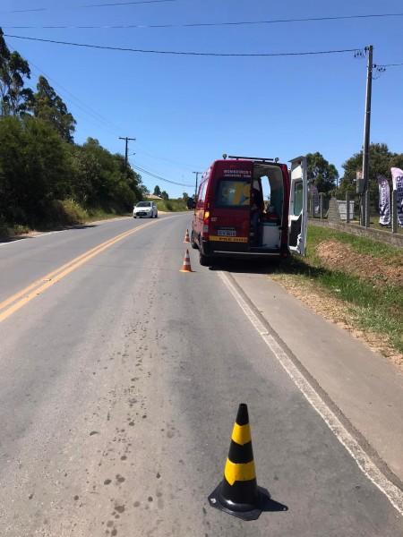 Motociclista afirma ter sido atingido por carro que se evadiu do local