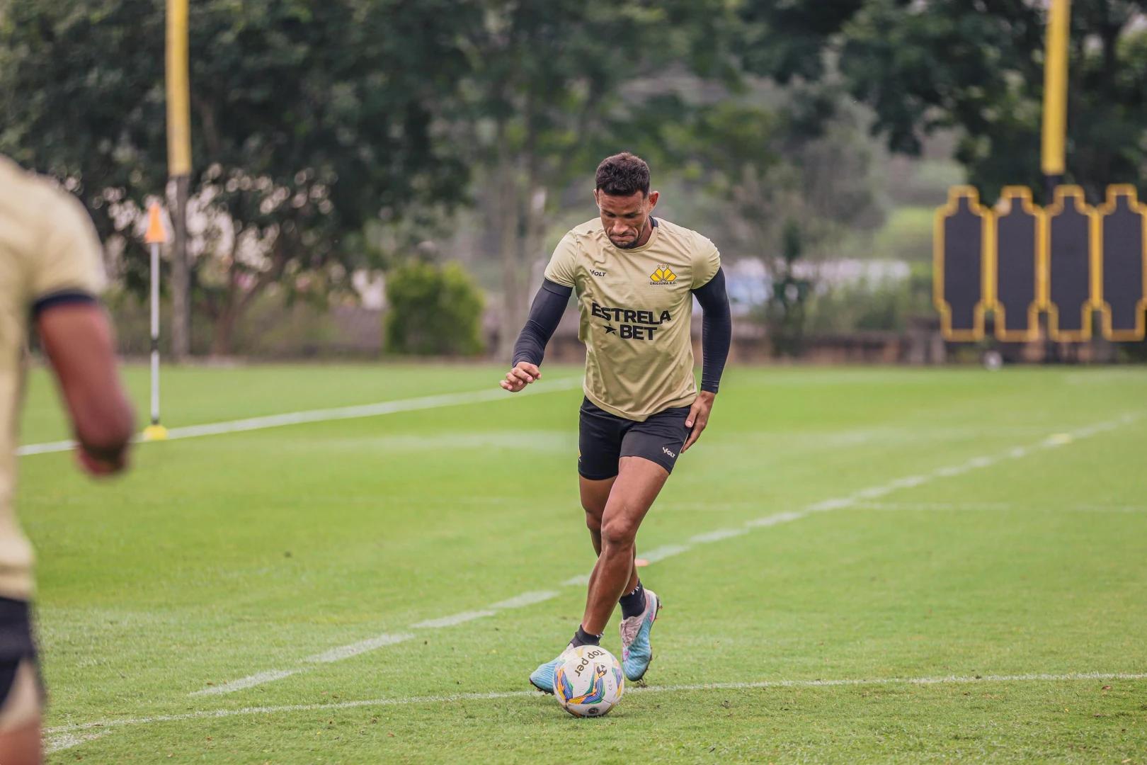 Com elenco reformulado e novo técnico, Criciúma estreia na temporada disputando título