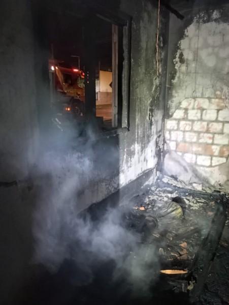 Casa de alvenaria pega fogo em Sombrio