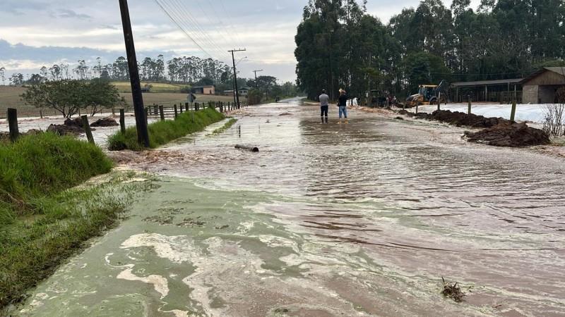 Içara: rodovia Juvenal José Silvano é interditada após alagamento