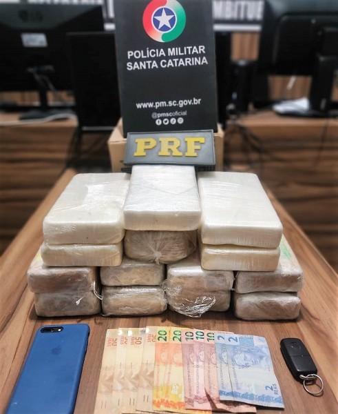 Imbituba: tentativa de fuga termina com apreensão de R$ 1 milhão em cocaína e crack 