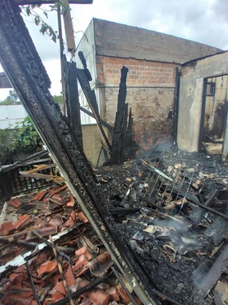 Casa e marcenaria são destruídos por incêndio em Içara