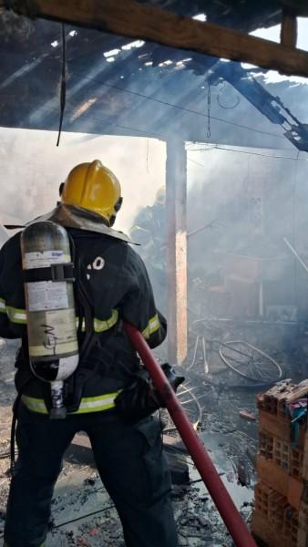 Incêndio em garagem destrói motos e parte de residência em Laguna