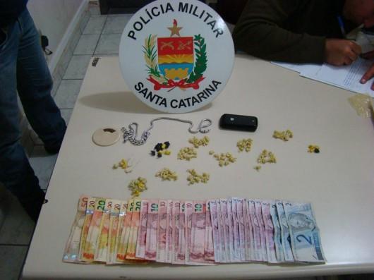 Traficantes e usuários de drogas são flagrados em residência