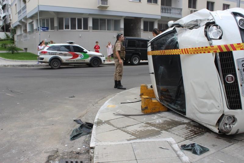 Veículo capota no Centro de Criciúma 
