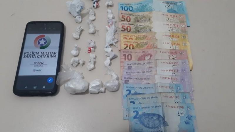 Criciúma: PM encontra 17 buchas de cocaína em casa no bairro Santo Antônio