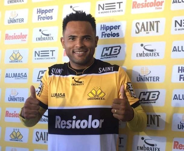 Ex-Criciúma, atacante Lúcio Flávio é anunciado na Portuguesa