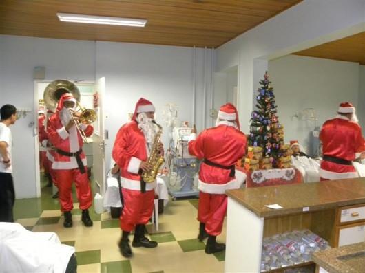 Pacientes da hemodiálise recebem visita da Banda do Papai Noel 