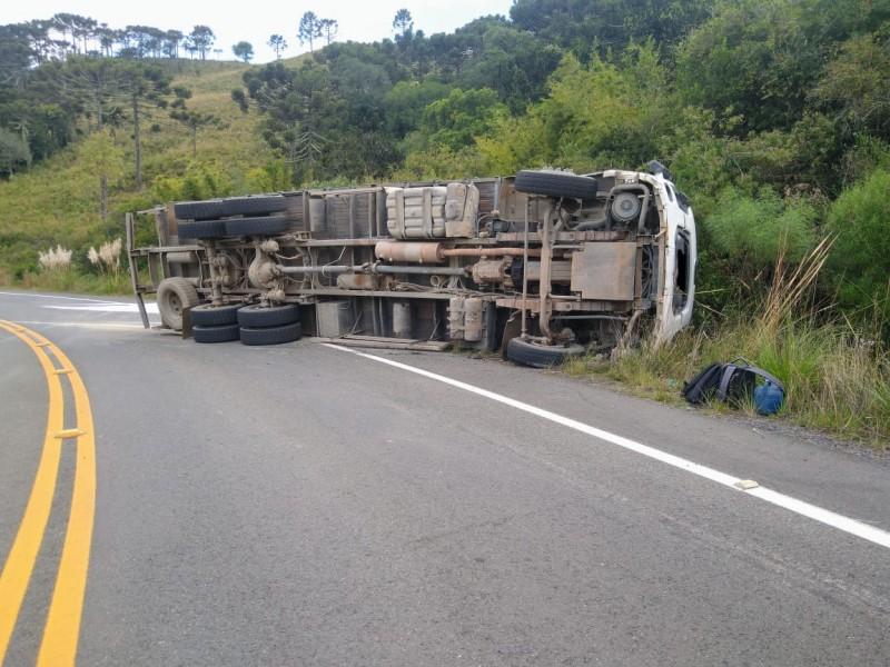 Veículo sai da pista e tomba na SC-390 em Bom Jardim da Serra