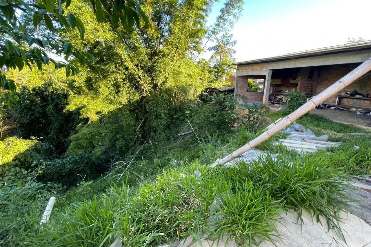 Medo e insegurança: proprietária relata situação após deslizamento de terra perto de residência em Criciúma
