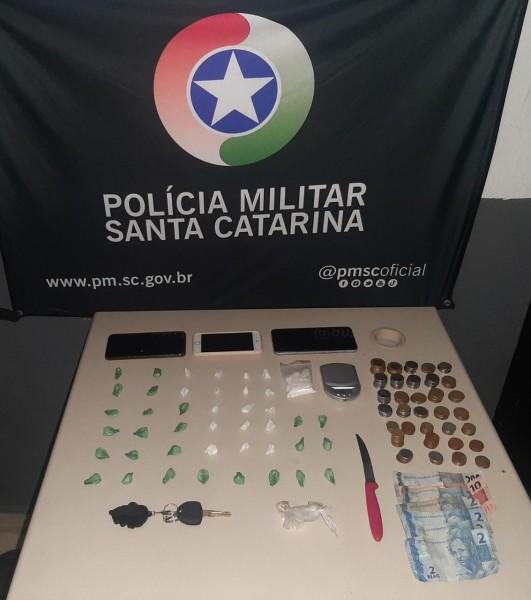 Suspeitos de praticar crime de tráfico de drogas e associação para o tráfico são detidos pela PM
