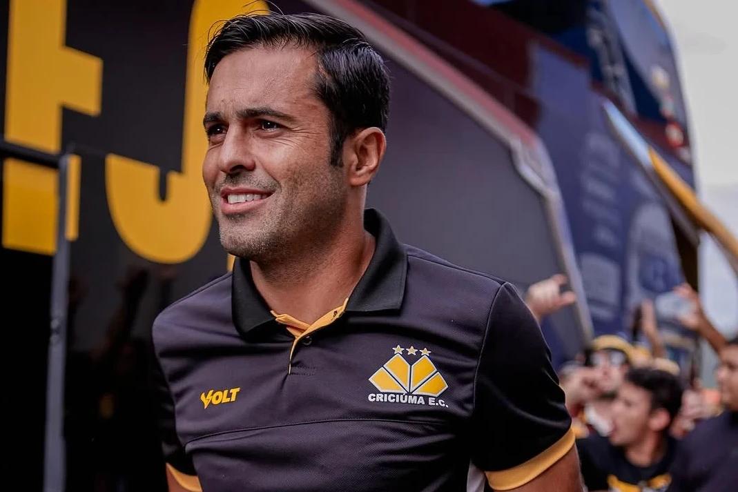 Em texto de despedida, Eder relembra conquistas e faz críticas à direção do Criciúma