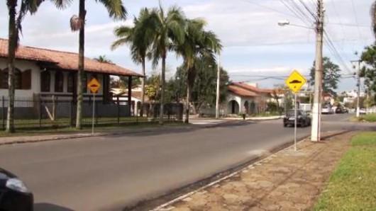 Rua Victor Meireles recebe sinalização prévia de lombada