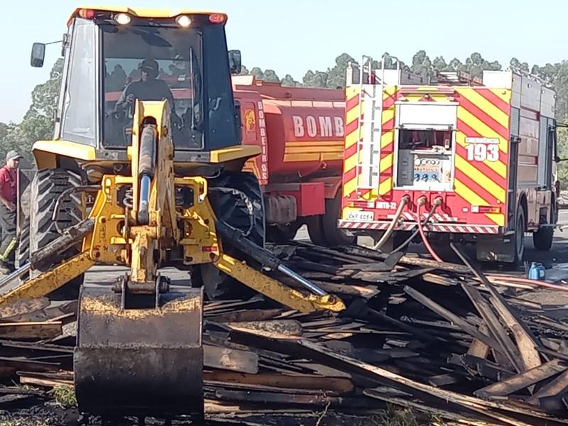 Após tombar na BR-101, carreta pega fogo