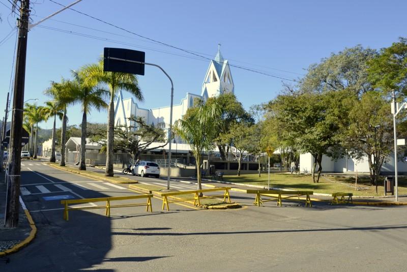 Trânsito é interditado para montagem da estrutura da Festa do Colono em Siderópolis