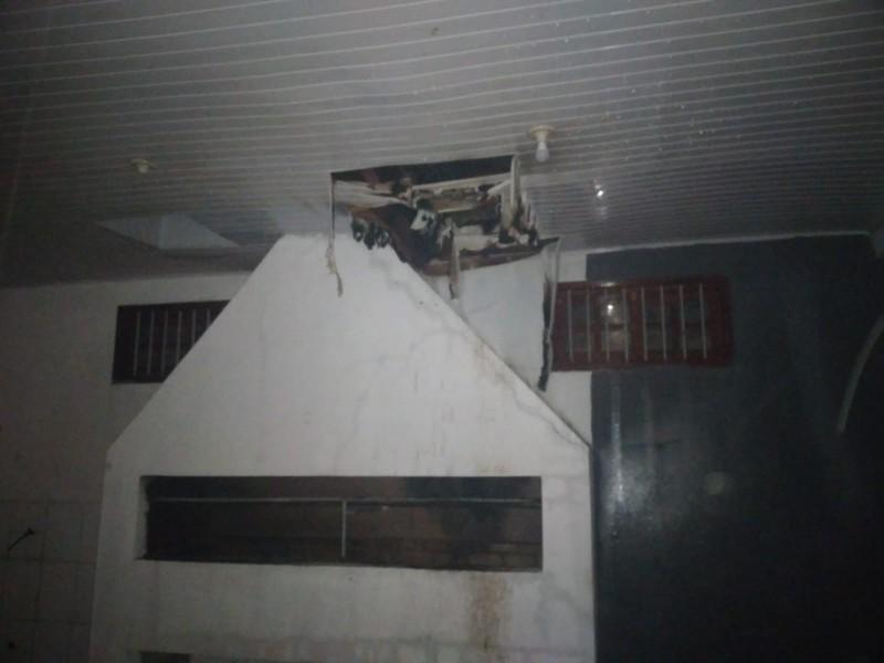 Princípio de incêndio atinge sala comercial em Balneário Arroio do Silva