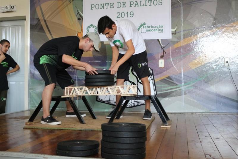 Ponte com palitos de picolé suporta 160 quilos em desafio na Satc