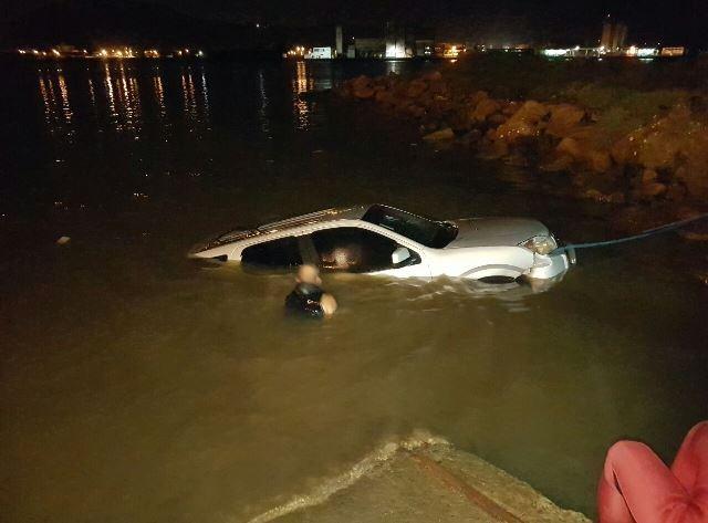 Motorista perde controle e carro cai no Canal da Barra