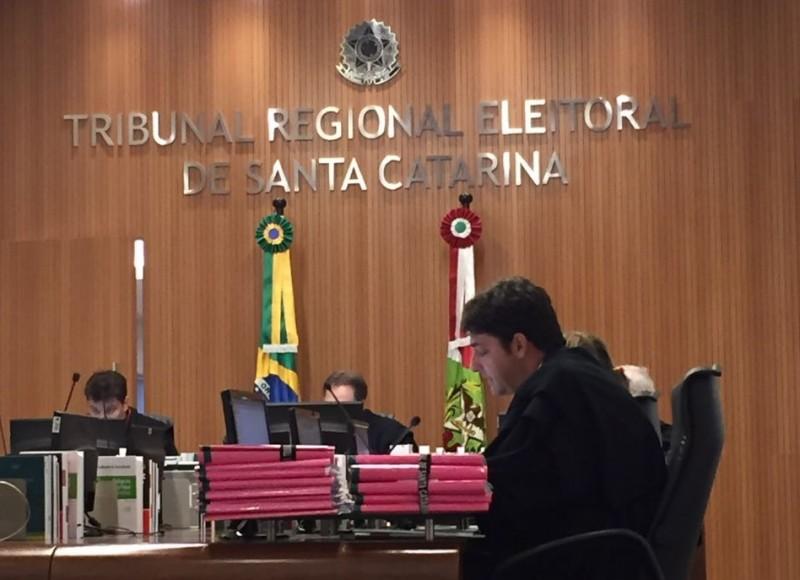 VÍDEO: Sessão de julgamento do candidato Clésio Salvaro no TRE