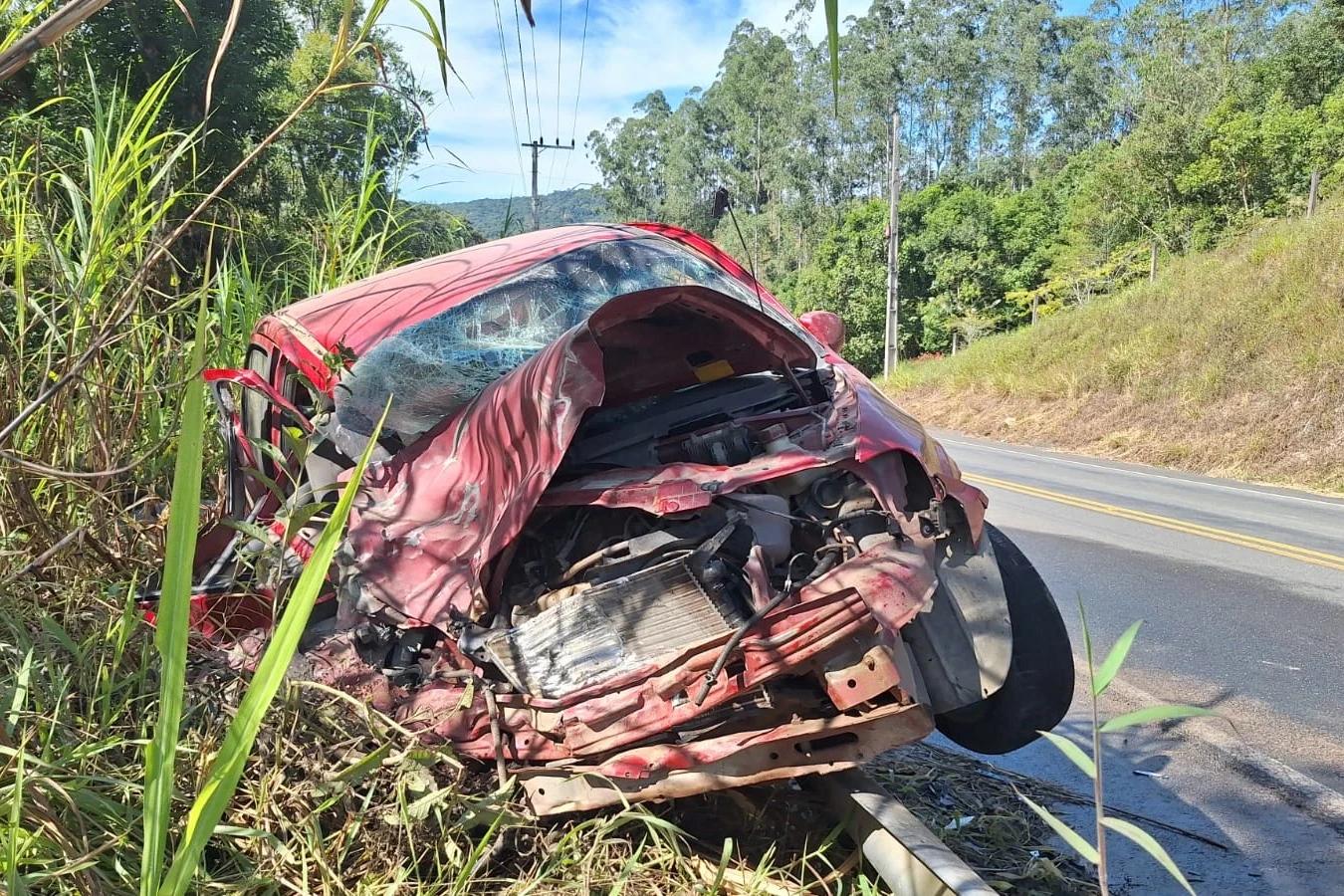 Fotos: motorista perde o controle da direção e colide contra caminhão na SC-370