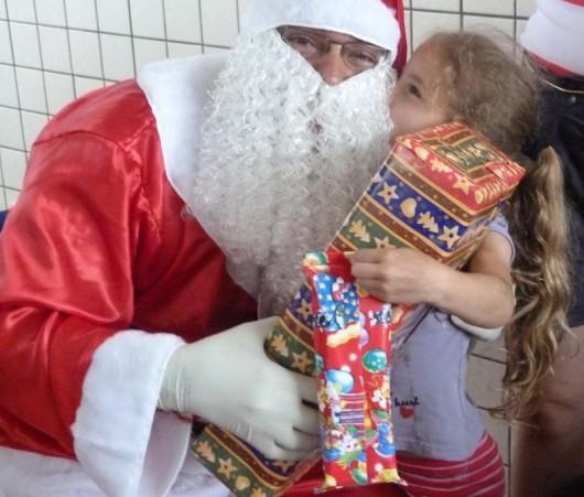 Crianças do Bairro da Juventude recebem festa de Natal