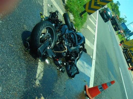 Motorista realiza manobra irregular e motociclista morre na BR-101