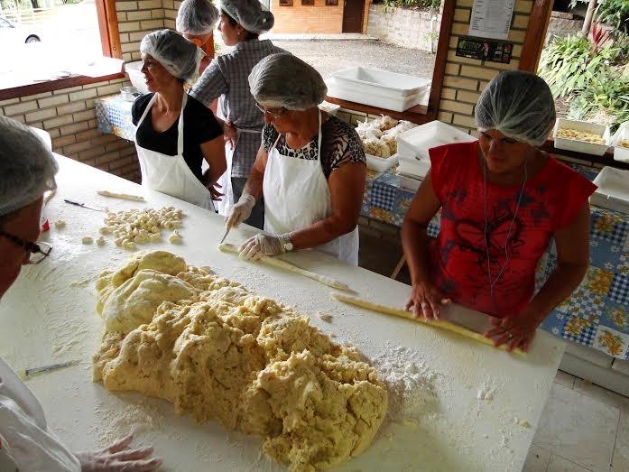 Voluntárias da Apae preparam nhoque para a Ritorno Alle Origini