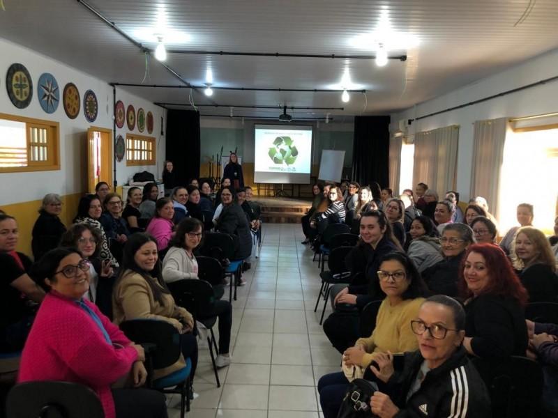 Merendeiras da rede de ensino de Içara passam por capacitação sobre reciclagem