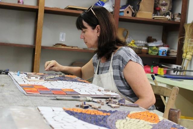 Oficinas de mosaico servem como terapia a criciumenses