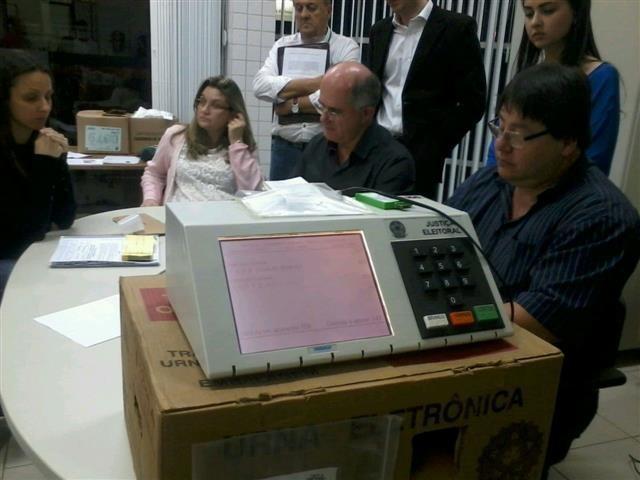 Sem técnicos do TSE, perícia na urna com defeito ocorrerá nesta quarta-feira 