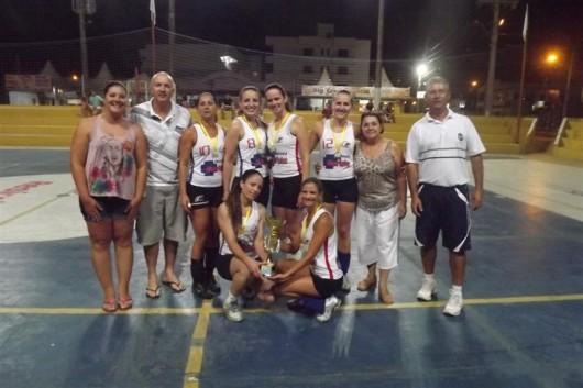 Campeonatos de voleibol na quadra chegam às finais