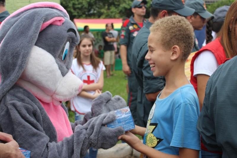 Páscoa Solidária presenteia crianças do bairro Renascer