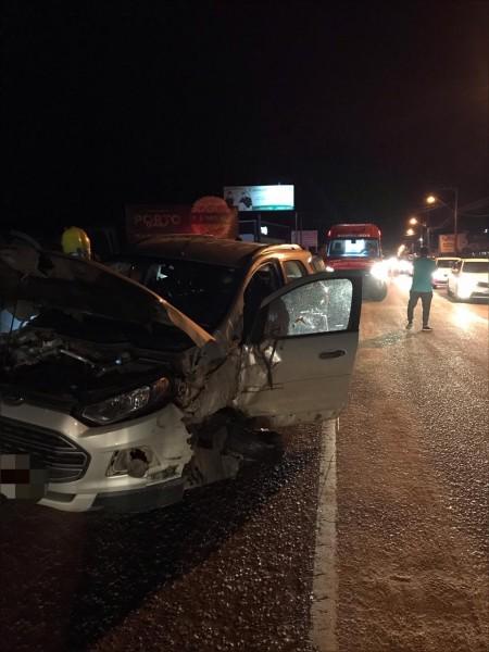 Colisão entre carro e caminhão deixa uma mulher ferida em Jaguaruna