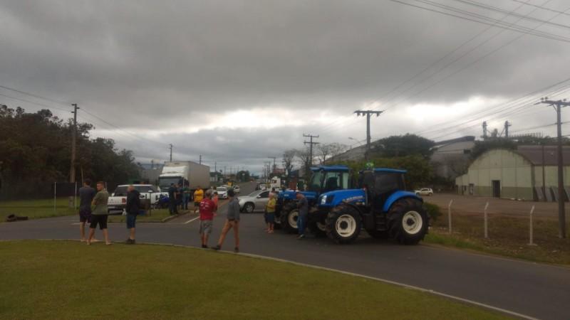 Forquilhinha: SC-108 segue fechada e manifestantes continuam bloqueando rodovia