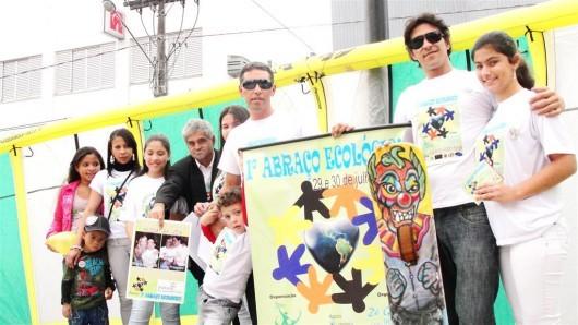 Grupo promove abraço ecológico em Araranguá